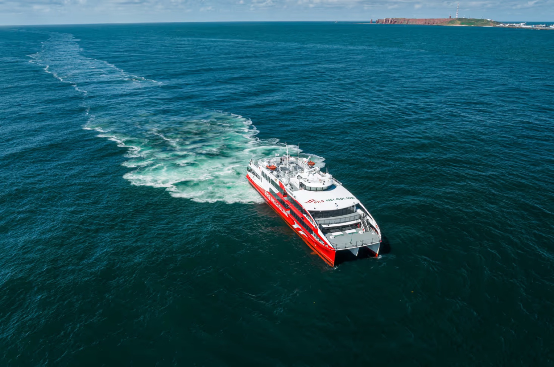 Halunder Jet vor Helgoland