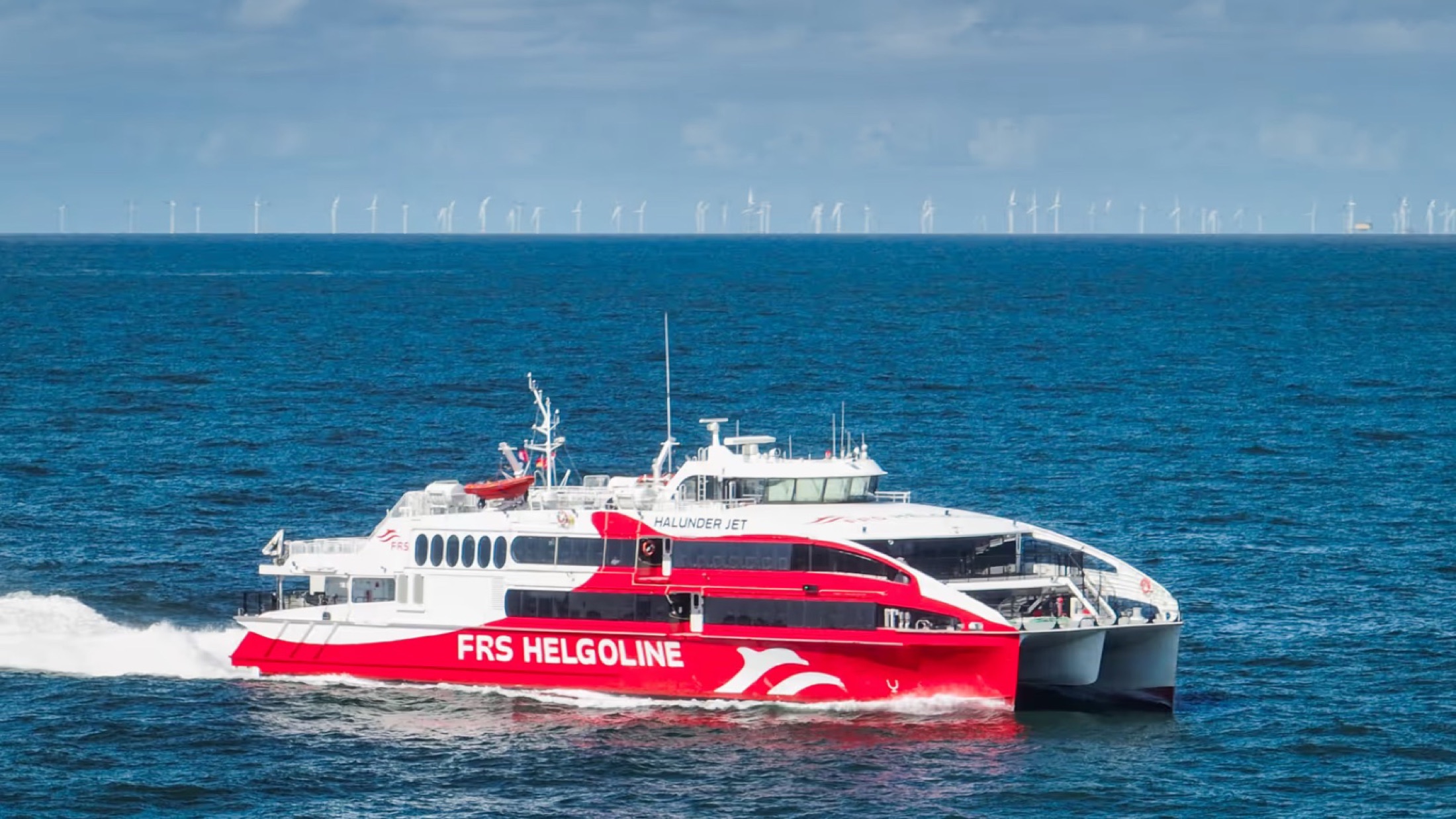Halunder Jet vor Helgoland