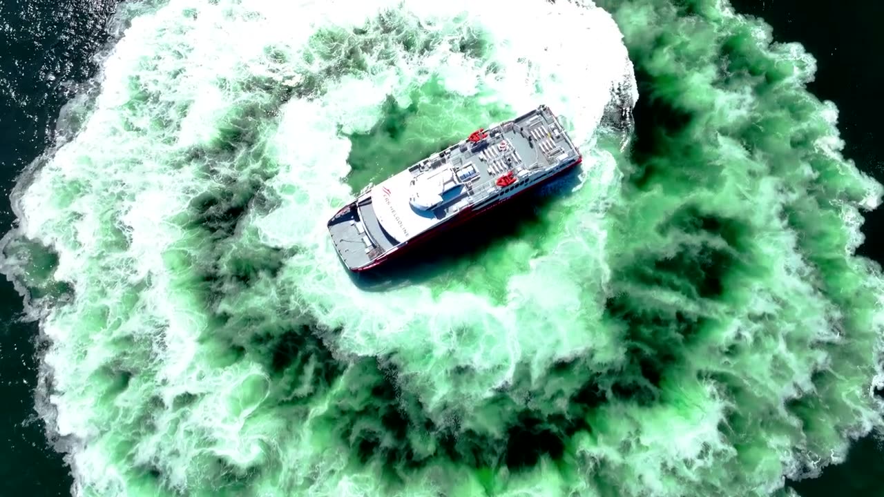 Halunder Jet dreht Kreise vor Helgoland