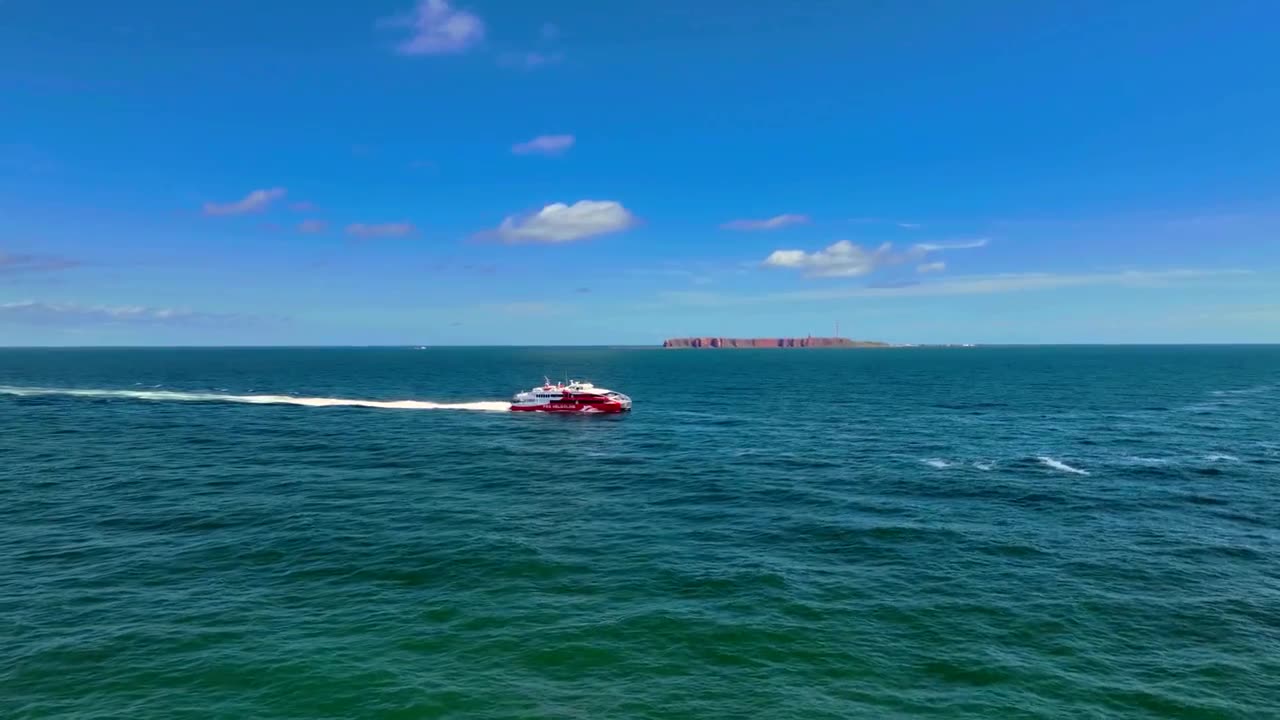 Halunder Jet auf See vor Helgoland