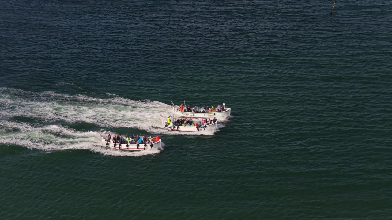 Börteboote in Fahrt vor Helgoland aus der Luft