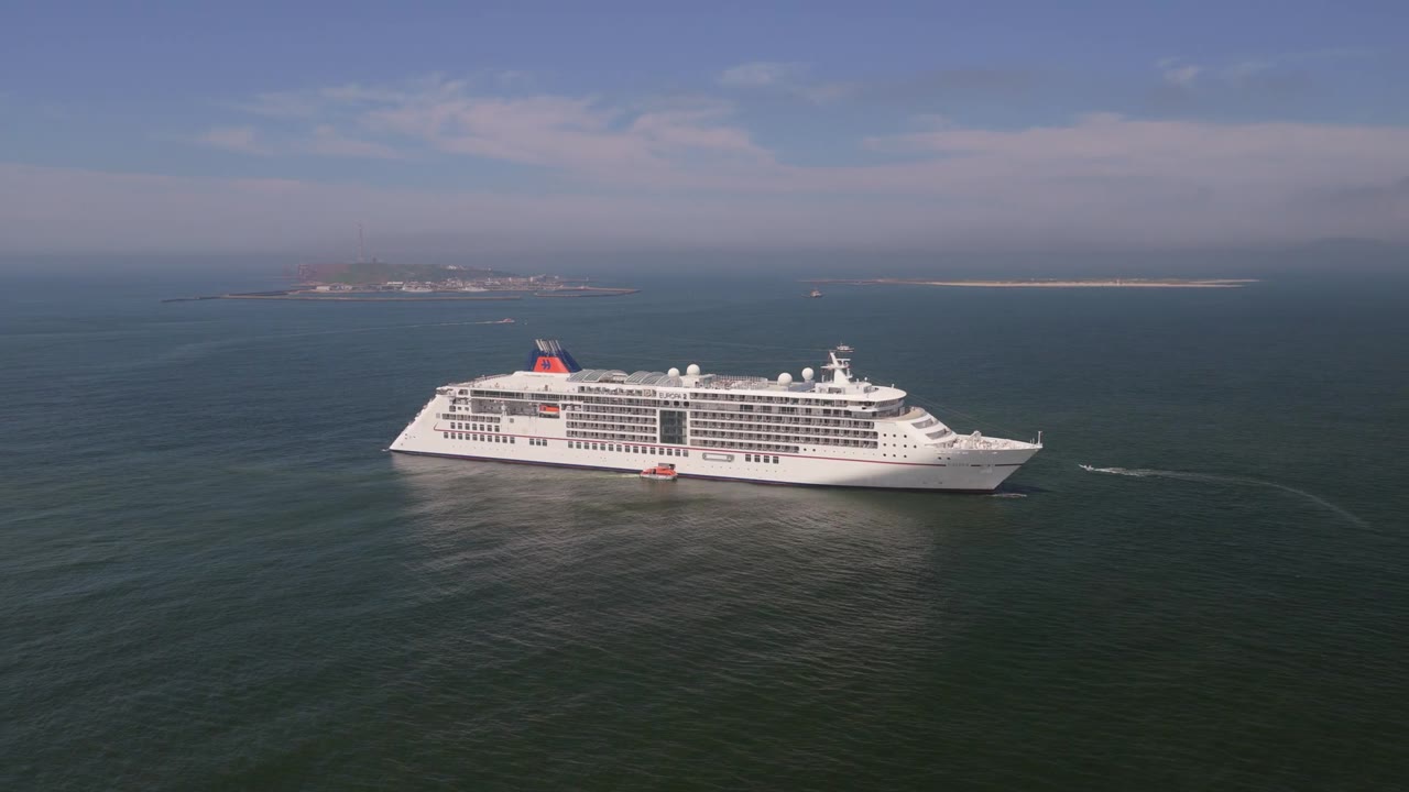 Die Europa 2 auf der Nordsee vor Helgoland von oben