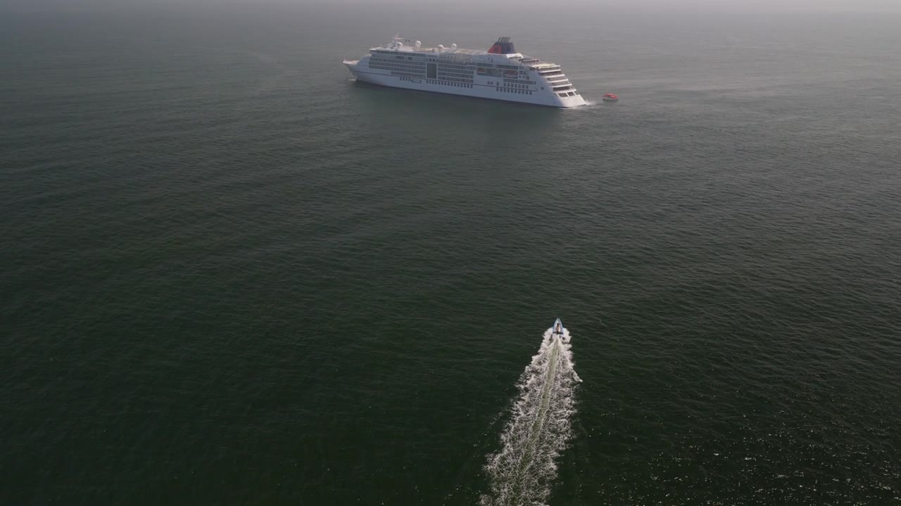 Kreuzfahrtschiff Europa 2 vor Helgoland aus der Vogelperspektive