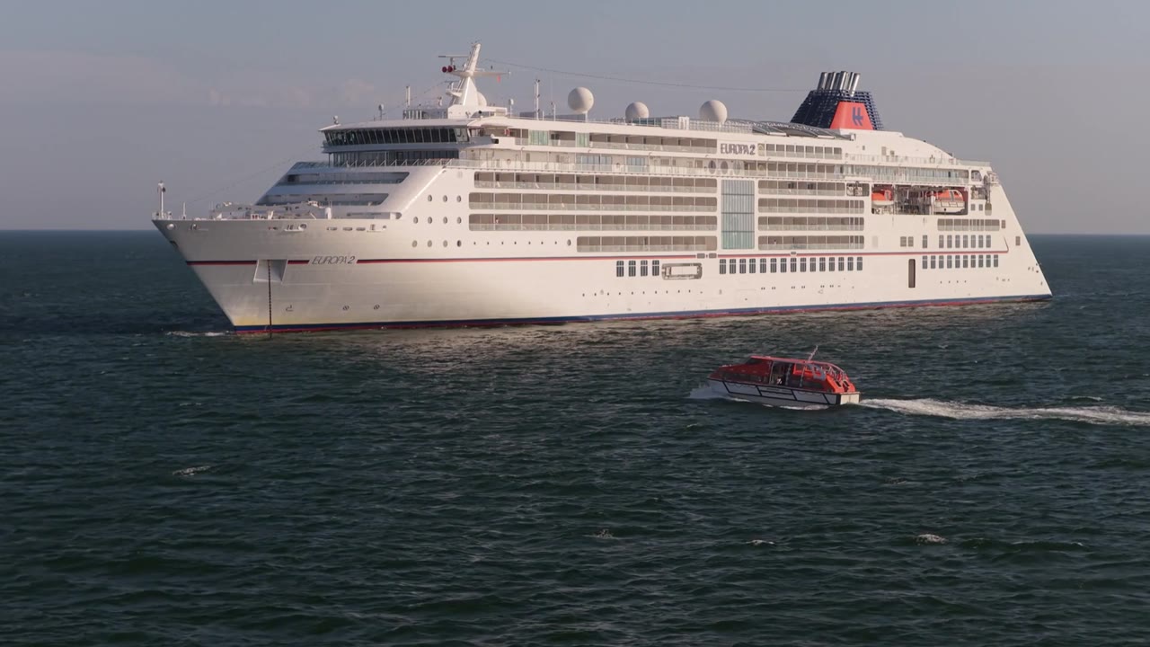 Die Europa 2 im goldenen Abendlicht vor Helgoland