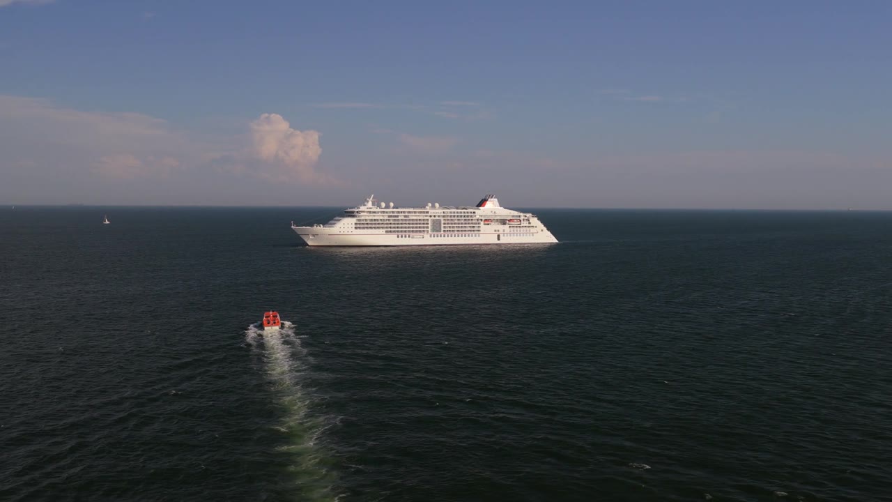 Kreuzfahrtschiff Europa 2 in der Abendsonne vor Helgoland
