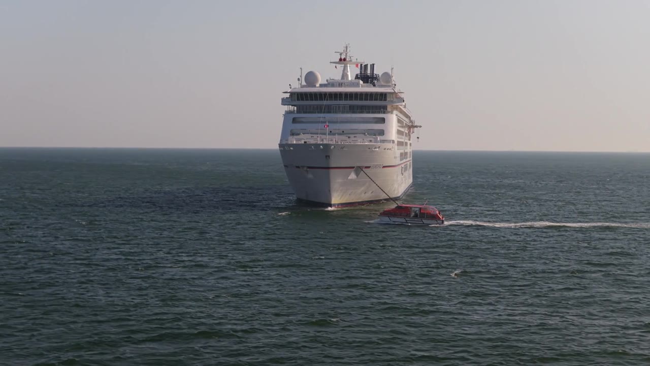 Kreuzfahrtschiff Europa 2 im Abendlicht vor Helgoland aus der Luft