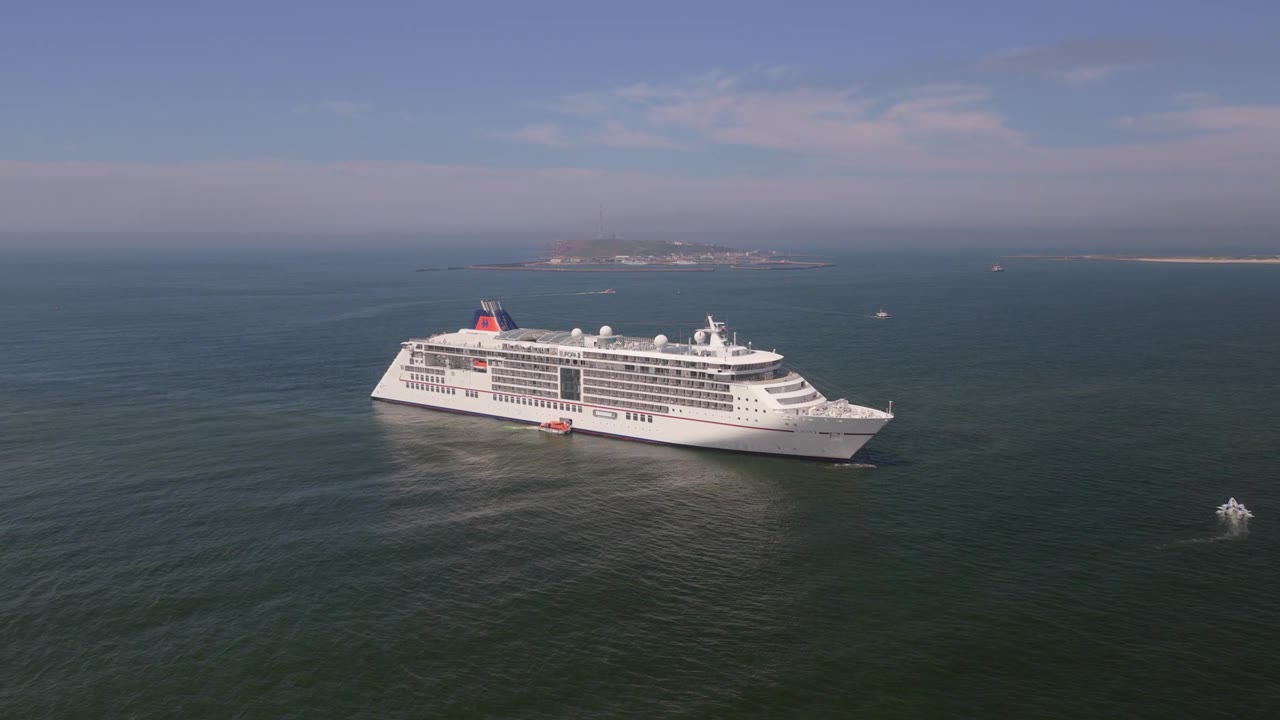 Kreuzfahrtschiff Europa 2 auf der Nordsee vor Helgoland von oben