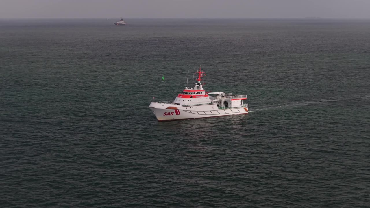 Seenotkreuzer mit Löschmonitor-Vorführung vor Helgoland aus der Luft