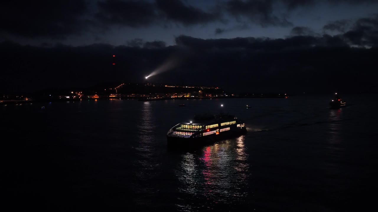Drohnenshow über Helgoland in der blauen Stunde aus der Luft