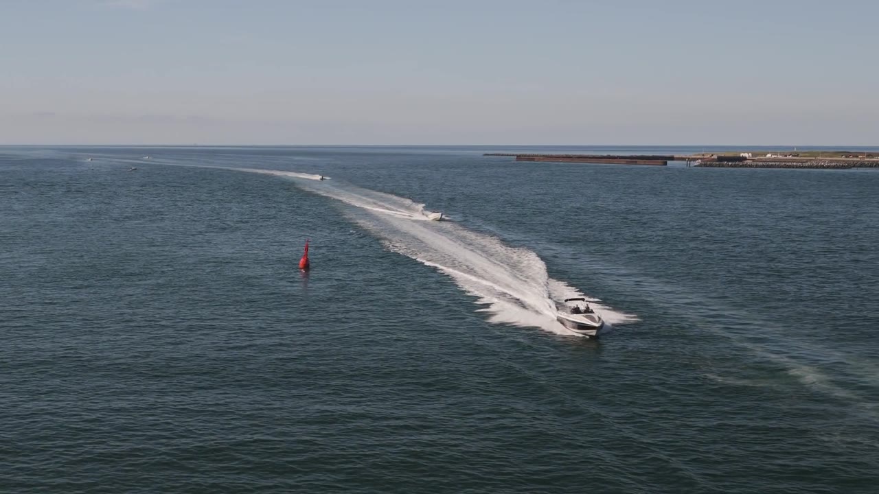 Schnellboot mit Kielwasser vor Helgoland aus der Luft