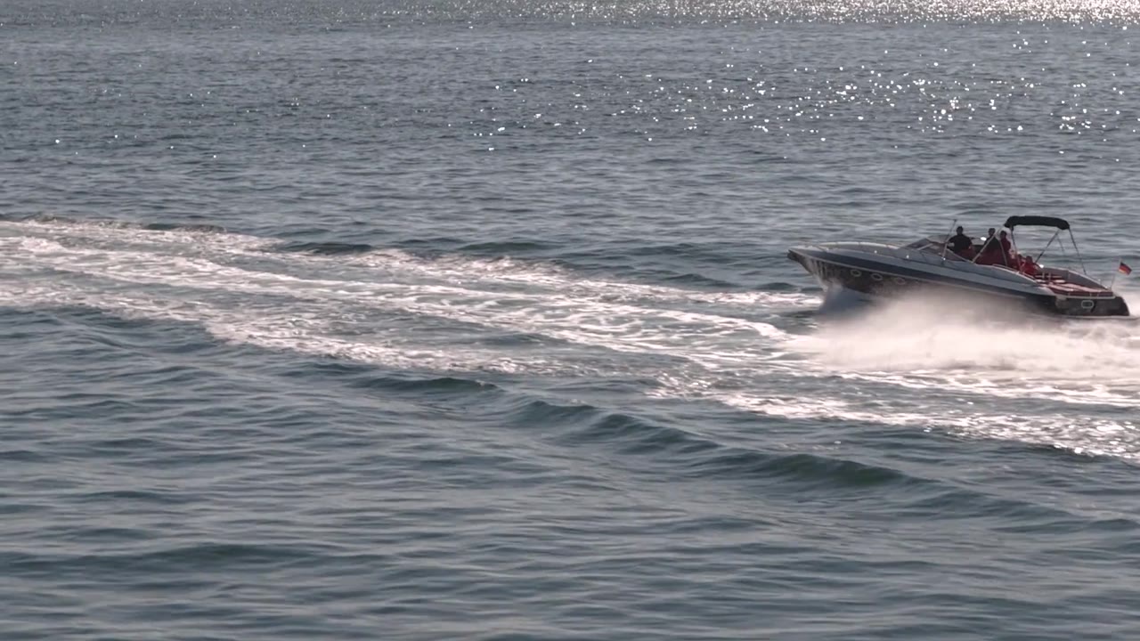 Schnellboot vor Helgoland in Zeitlupe aus der Luft