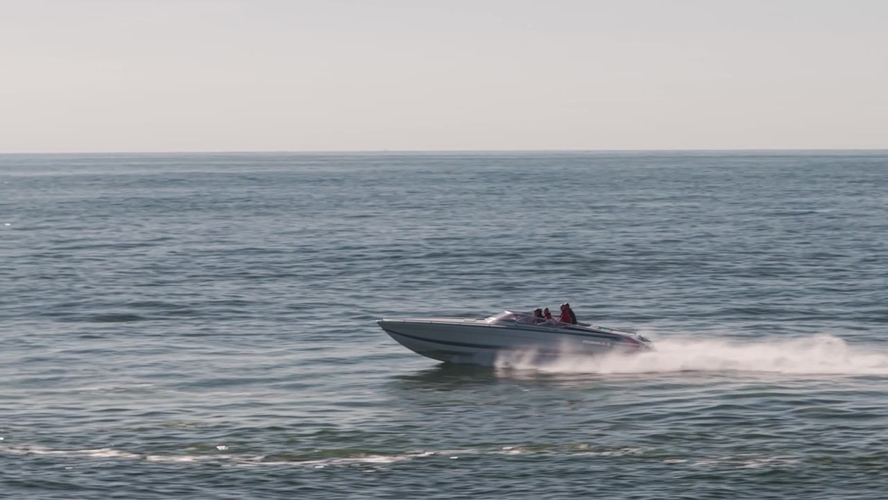 Schnellboote vor Helgoland in Zeitlupe aus der Luft