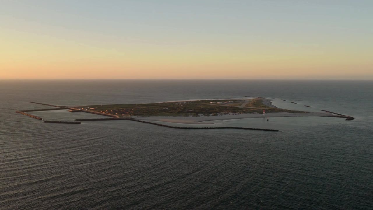 Sonnenuntergang über Helgoland und der Düne aus der Luft
