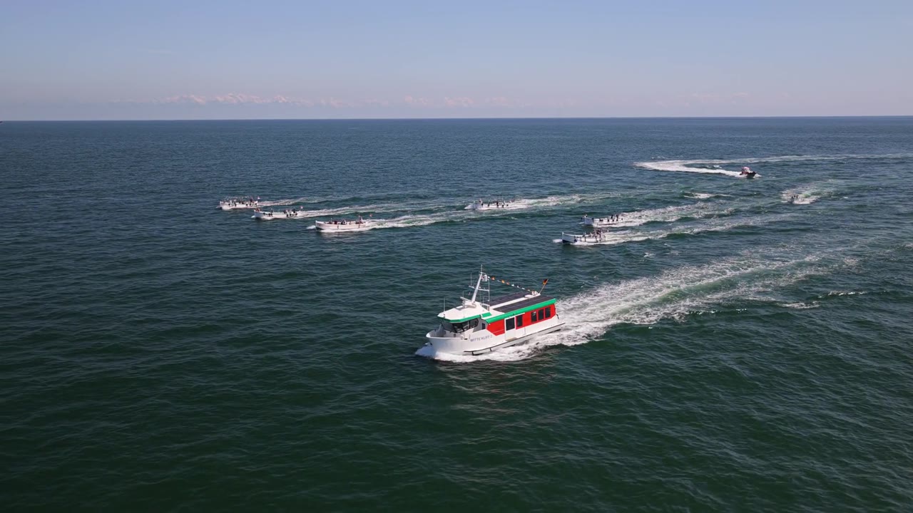 Bootskorso vor Helgoland zur Ankunft der Witte Kliff 2 aus der Luft